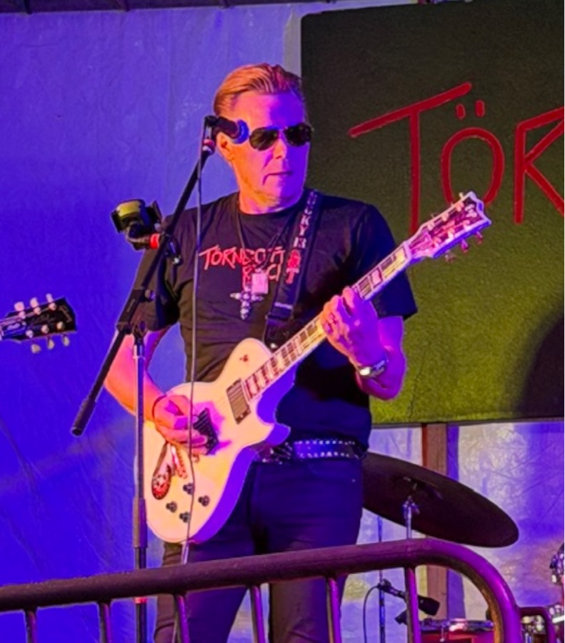 Per T-Mark på scen med gitarr